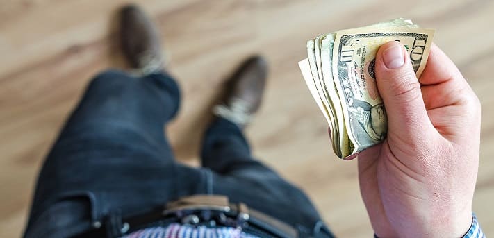 Geldscheine zählen wegen Kreditkarte gesperrt Schuldnerberatung Wiesloch