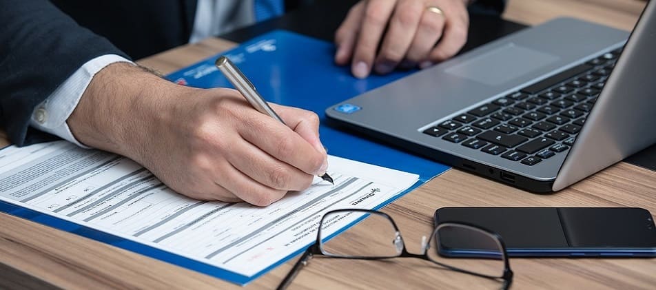 Berater hilft der Schuldenaufstellung Schuldnerberatung Karlsruhe