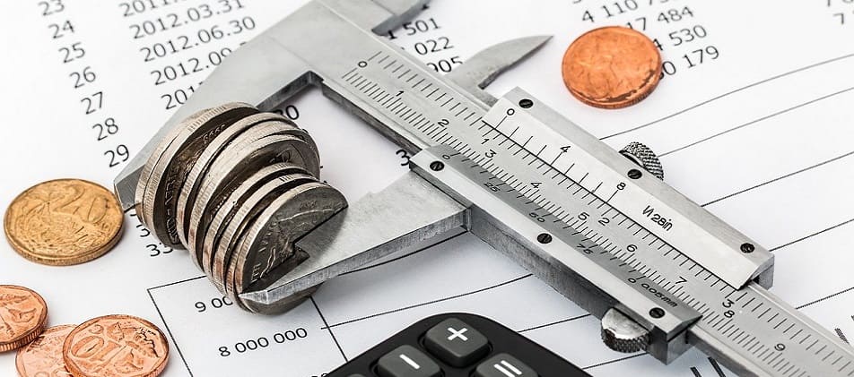 Geld in Messschieber Überschuldung Schuldnerberater helfen Schuldner-Schuldnerberatung Mannheim