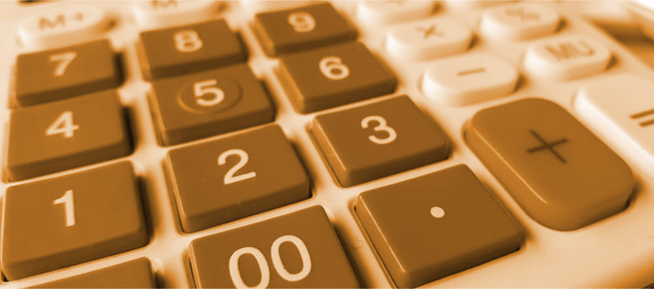 Beginn der Fußgängerzone, markiert durch Felsbrocken in rotem Autowrack - KfzGutachter-24