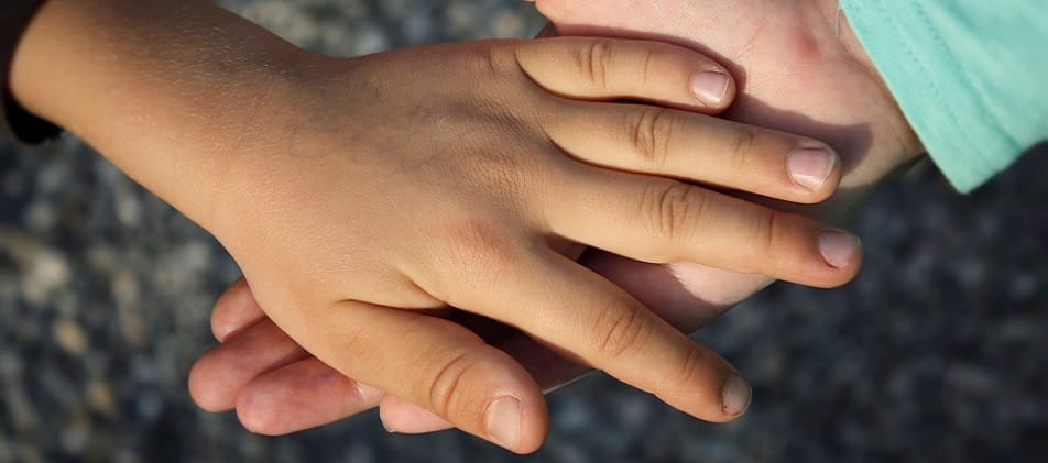 Hand halten von Kind Hilfe für Familien bei Überschuldung Schuldnerberatung Baden-Baden