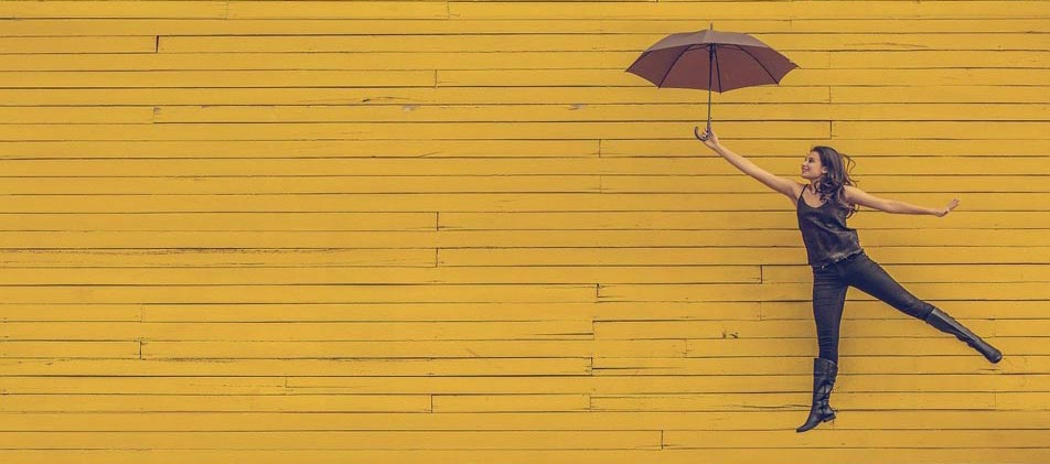 Frau fällt sanft dank Schhirm von Schuldnerberatung Stuttgart Seelberg