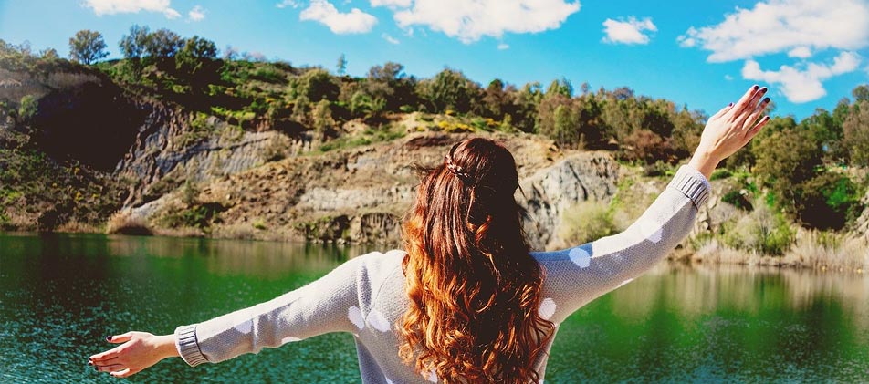 Frau ist frei von Schulden dank Schuldnerberatung Stuttgart Giebel