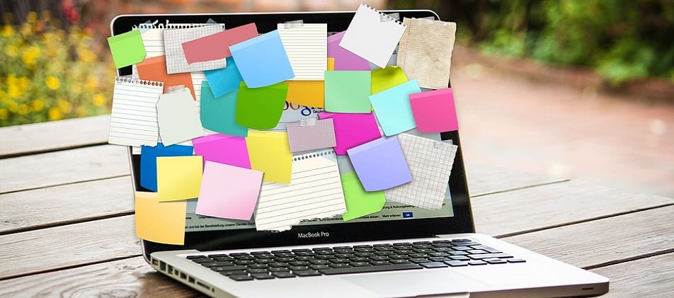 Auf Laptop viele Merkzettel geklebt Gläubiger sortieren Schuldnerberatung Markgröningen