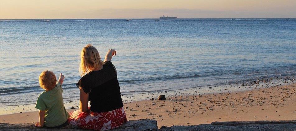 Mutter blickt mit Kind in Zukfunt ohne Überschuldung dank Schuldnerberatung Stuttgart Münster