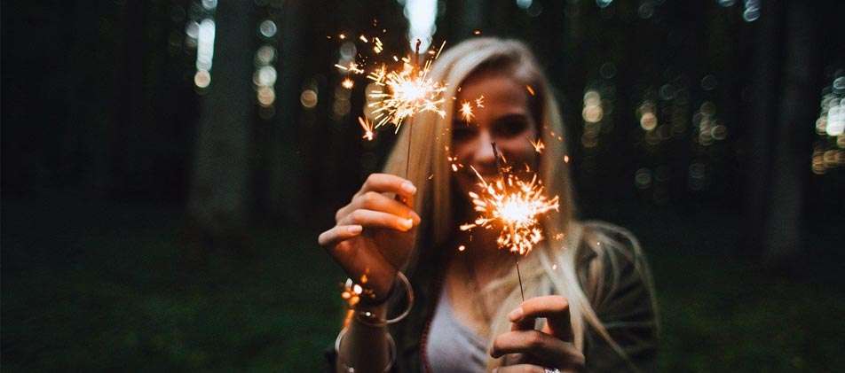 Frau zündet Wunderkerzen, weil sie froh ist, endlich schuldenfrei zu sein - Schuldnerberatung Stuttgart Rot