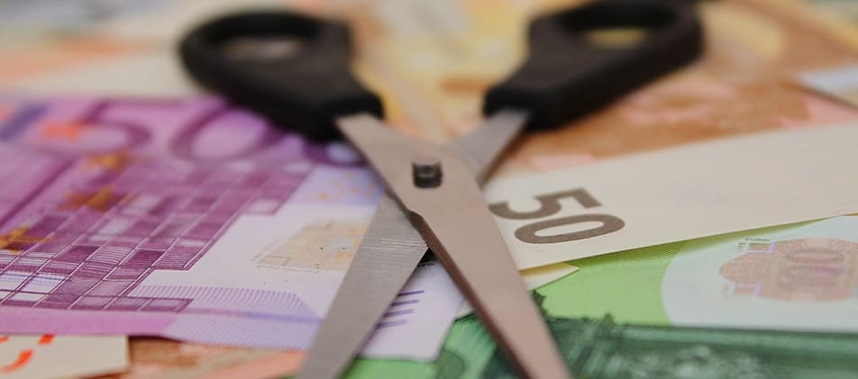 Schere auf Geldscheine Berater helfen bei Überschuldung Schuldner-Hotline Bitburg
