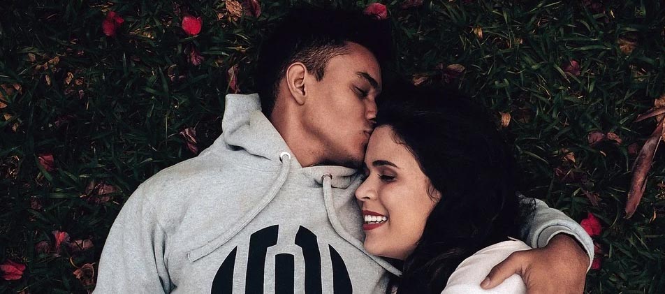 Glückliches Paar tilgt Schulden mit Schuldnerberatung Neu-Olvenstedt