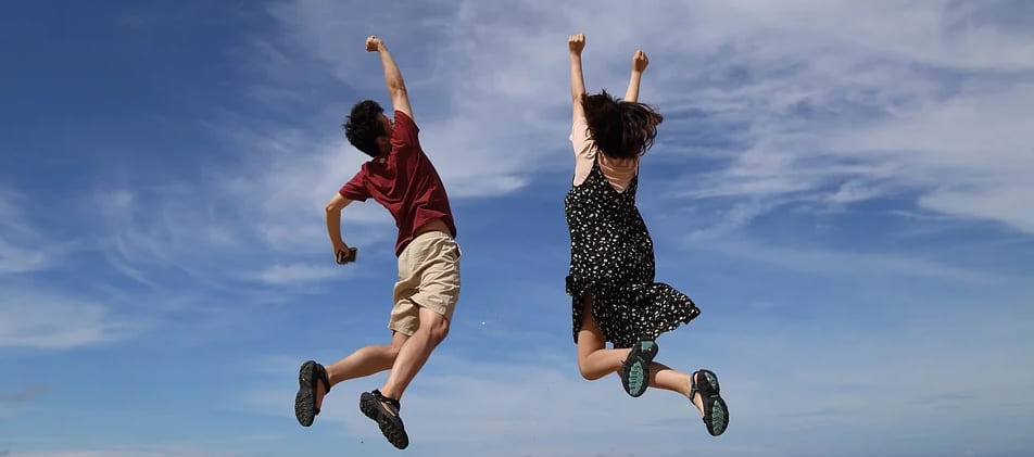 Befreiter Luftsprung in den blauen Himmel dank Schuldnerberater Schuldner-Hotline Bremen Seehausen